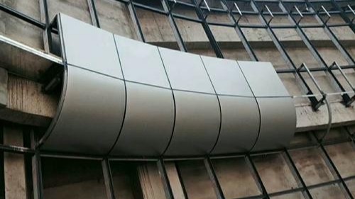 為什么云南鋁單板在使用中會變黃